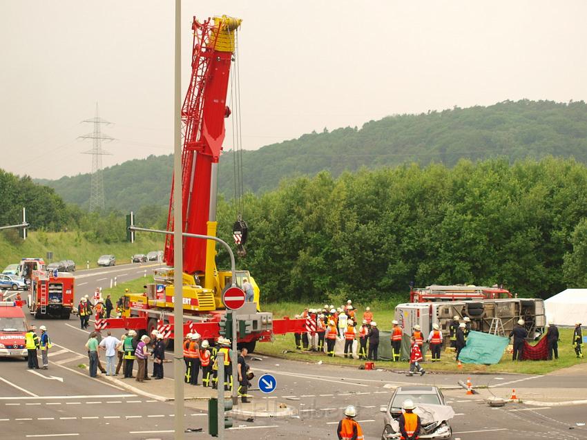 Schwerer Unfall mit Reisebus Lohmar Donrather Dreieck P486.JPG